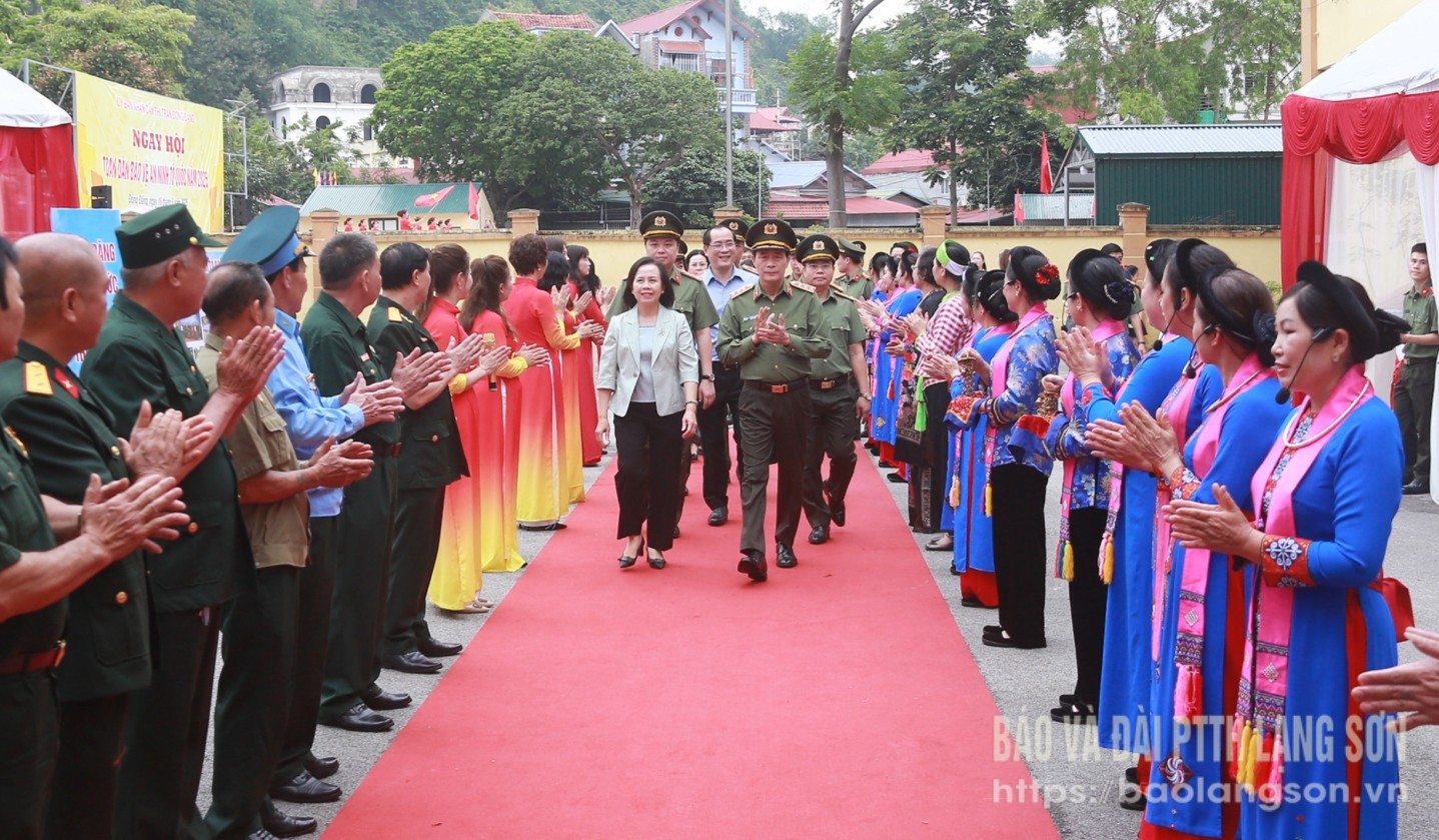 Cán bộ và Nhân dân thị trấn Đồng Đăng chào đón các đại biểu tham dự ngày hội