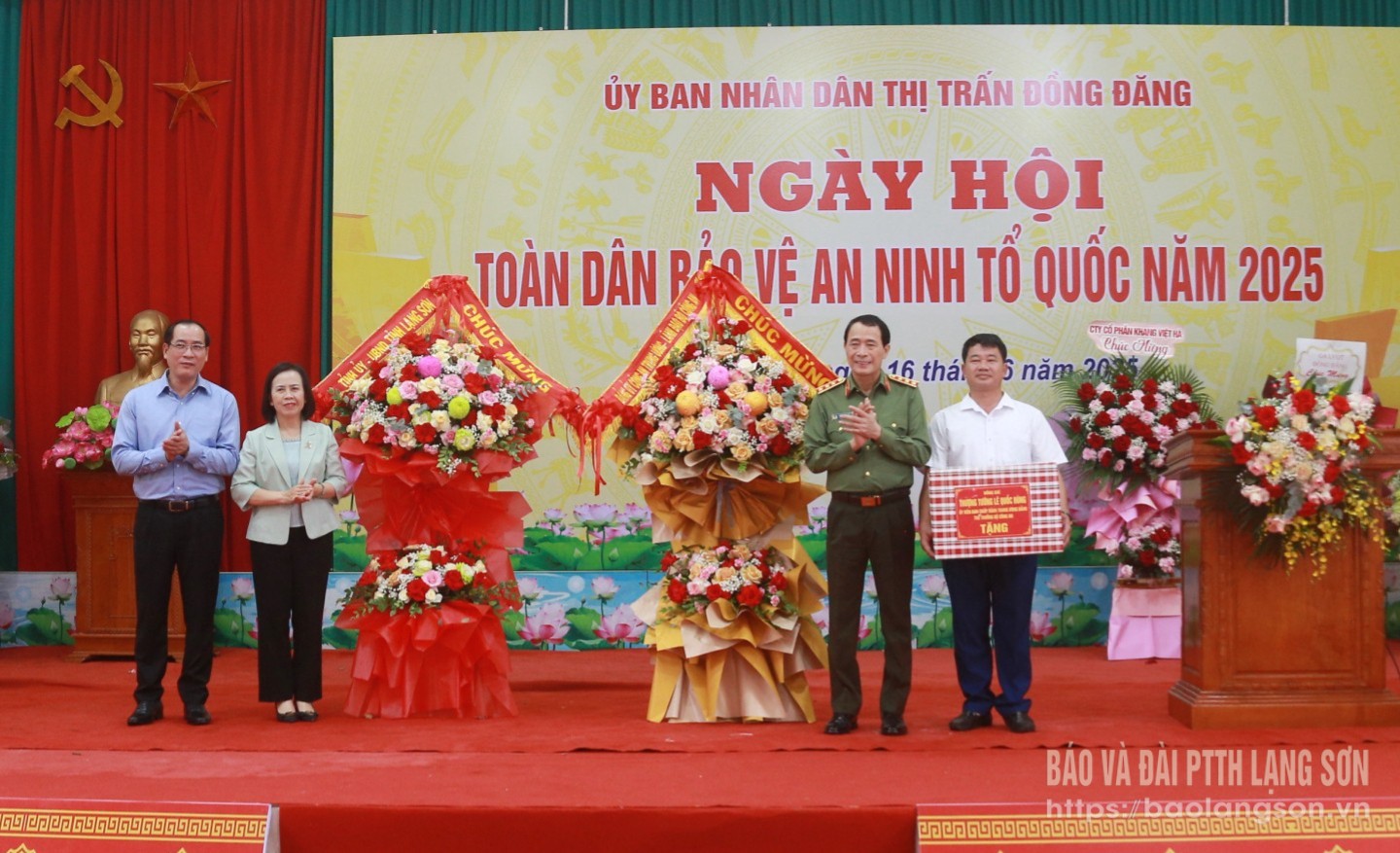 Lãnh đạo Bộ Công an và các đồng chí lãnh đạo tỉnh tặng quà cho thị trấn Đồng Đăng tại ngày hội