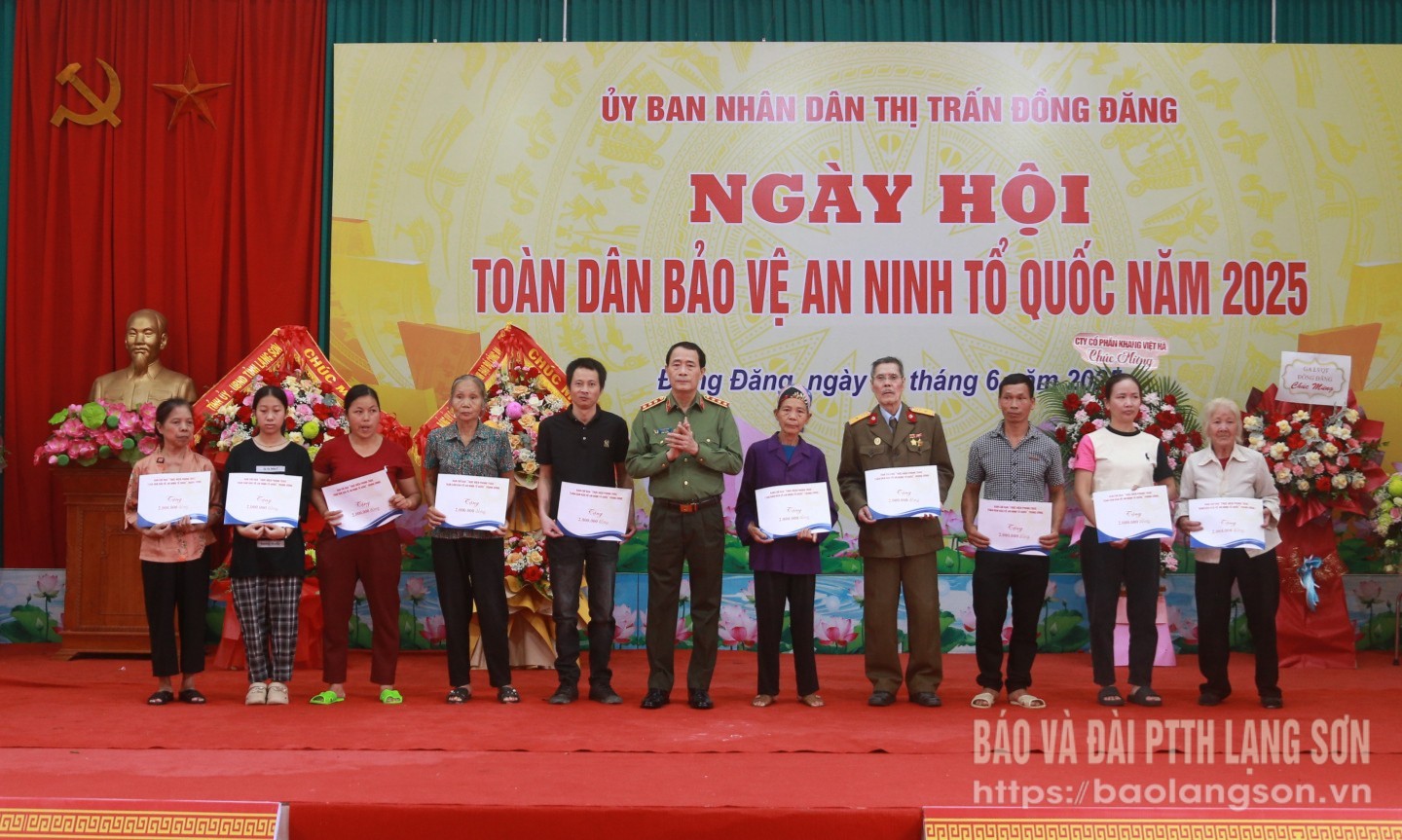 Thượng tướng Lê Quốc Hùng, Ủy viên Trung ương Đảng, Thứ trưởng Bộ Công an trao quà cho các gia đình