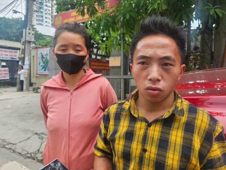Anh Hồ và chị Mủa đến cơ quan công an trình báo vụ việc, sáng 16/6.