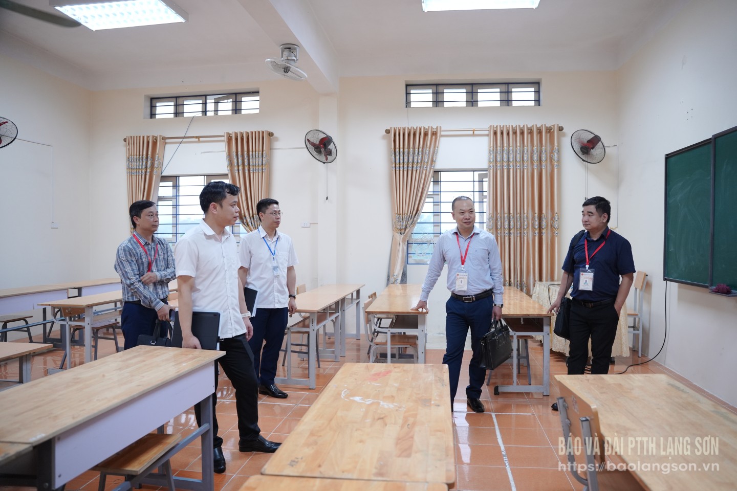 Đoàn công tác của Bộ GD&ĐT kiểm tra công tác chuẩn bị Kỳ thi tốt nghiệp THPT năm 2025 tại Trường THPT chuyên Chu Văn An