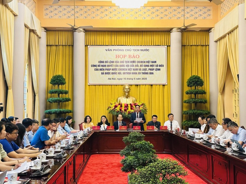 Đồng chí Phạm Thanh Hà công bố lệnh của Chủ tịch nước công bố Nghị quyết, luật và pháp lệnh tại buổi họp báo.