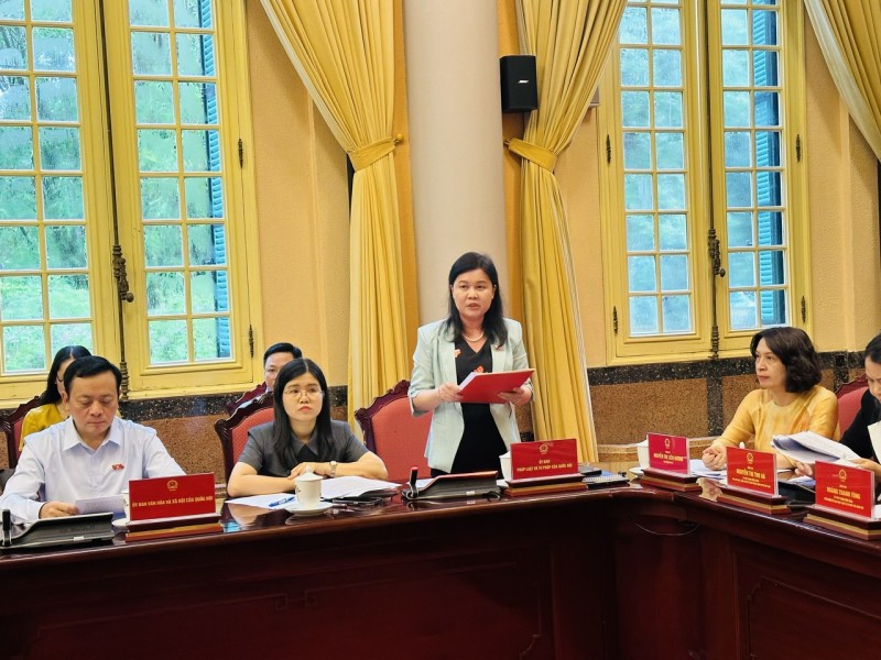 Đồng chí Nguyễn Phương Thủy, Phó Chủ nhiệm Ủy ban Pháp luật của Quốc hội giới thiệu những nội dung cơ bản của Nghị quyết.