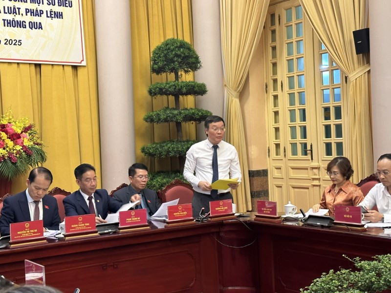 Đồng chí Trương Hải Long giới thiệu những nội dung cơ bản của Luật Tổ chức chính quyền địa phương.