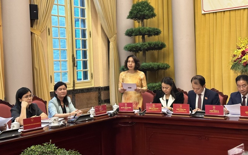 Đồng chí Nguyễn Thị Liên Hương giới thiệu những nội dung cơ bản của Pháp lệnh.
