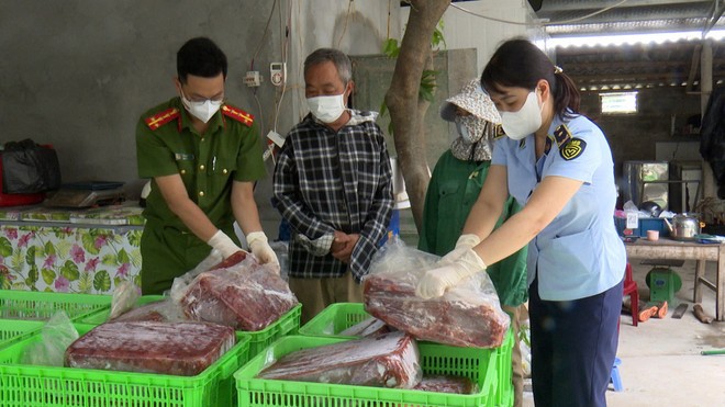 Lực lượng Công an và Quản lý thị trường phối hợp kiểm tra, ngăn chặn vi phạm về an toàn thực phẩm. (Ảnh: PV/Vietnam+)
