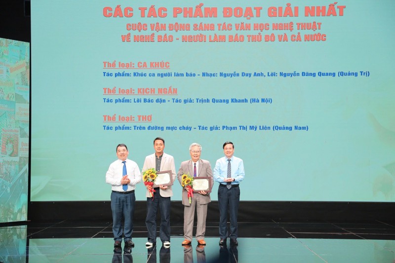 Ban tổ chức tôn vinh các tác giả đoạt giải Nhất.