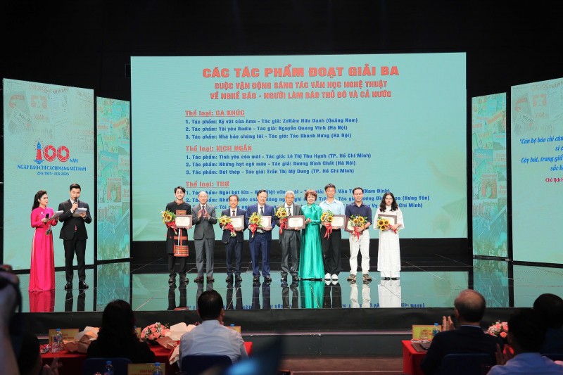 Ban tổ chức trao giải Ba cho các tác giả.