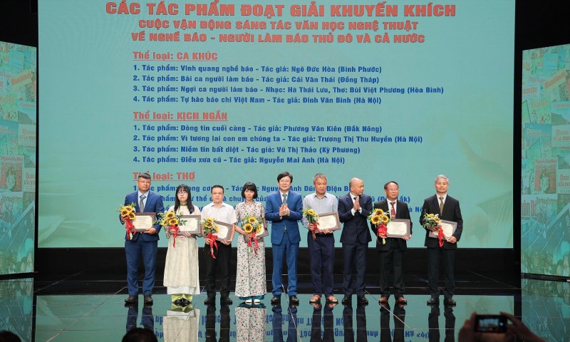 Ban tổ chức trao giải Khuyến khích cho các tác giả.