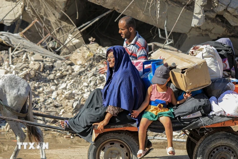 Người dân sơ tán khỏi thành phố Khan Younis, Dải Gaza hồi tháng Tám năm ngoái. (Ảnh: THX/TTXVN)