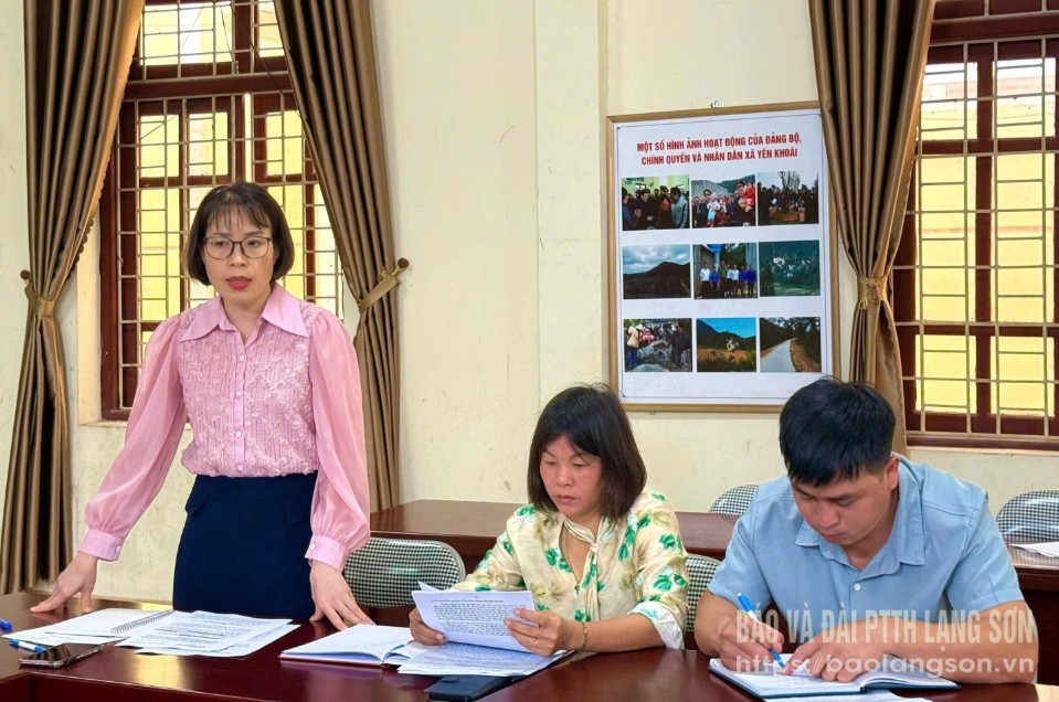 Lãnh đạo xã Yên Khoái, huyện Lộc Bình báo cáo công tác chuẩn bị văn kiện với đoàn kiểm tra của Ban Thường vụ Huyện ủy Lộc Bình