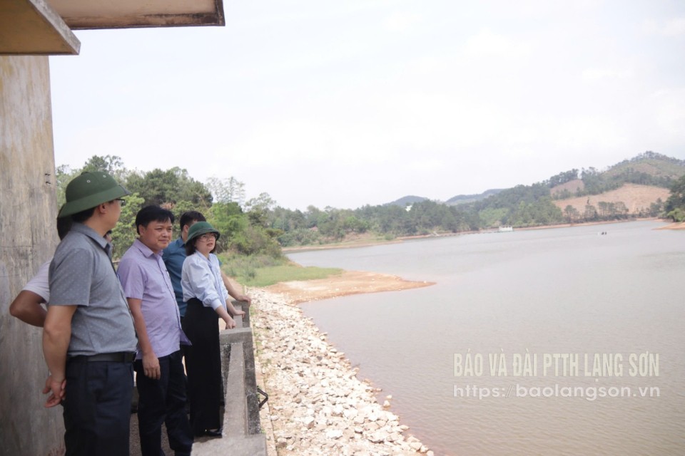 Đại diện Sở Nông nghiệp và Môi trường cùng đơn vị quản lý hồ chứa kiểm tra thực tế tại công trình hồ Nà Cáy, thị trấn Na Dương, huyện Lộc Bình