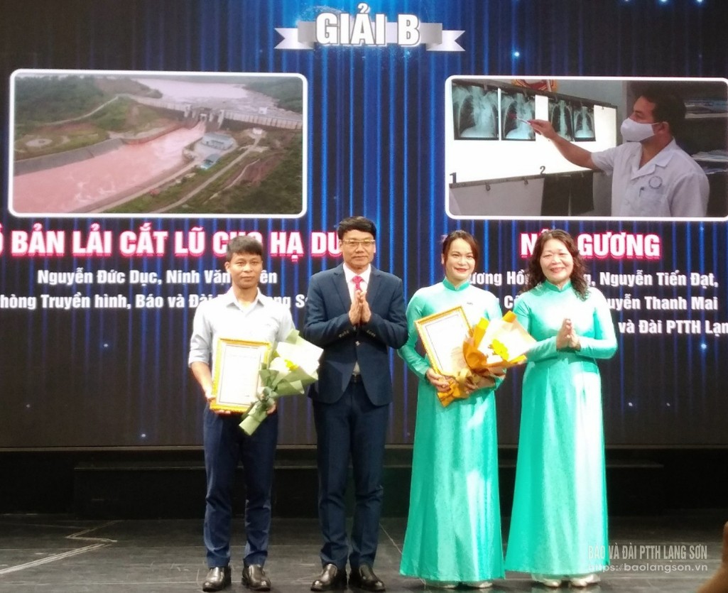 Lãnh đạo Báo và Đài PTTH Lạng Sơn trao giải cho các nhóm tác giả đạt giải B Liên hoan phóng sự ngắn truyền hình lần thứ 2 năm 2025