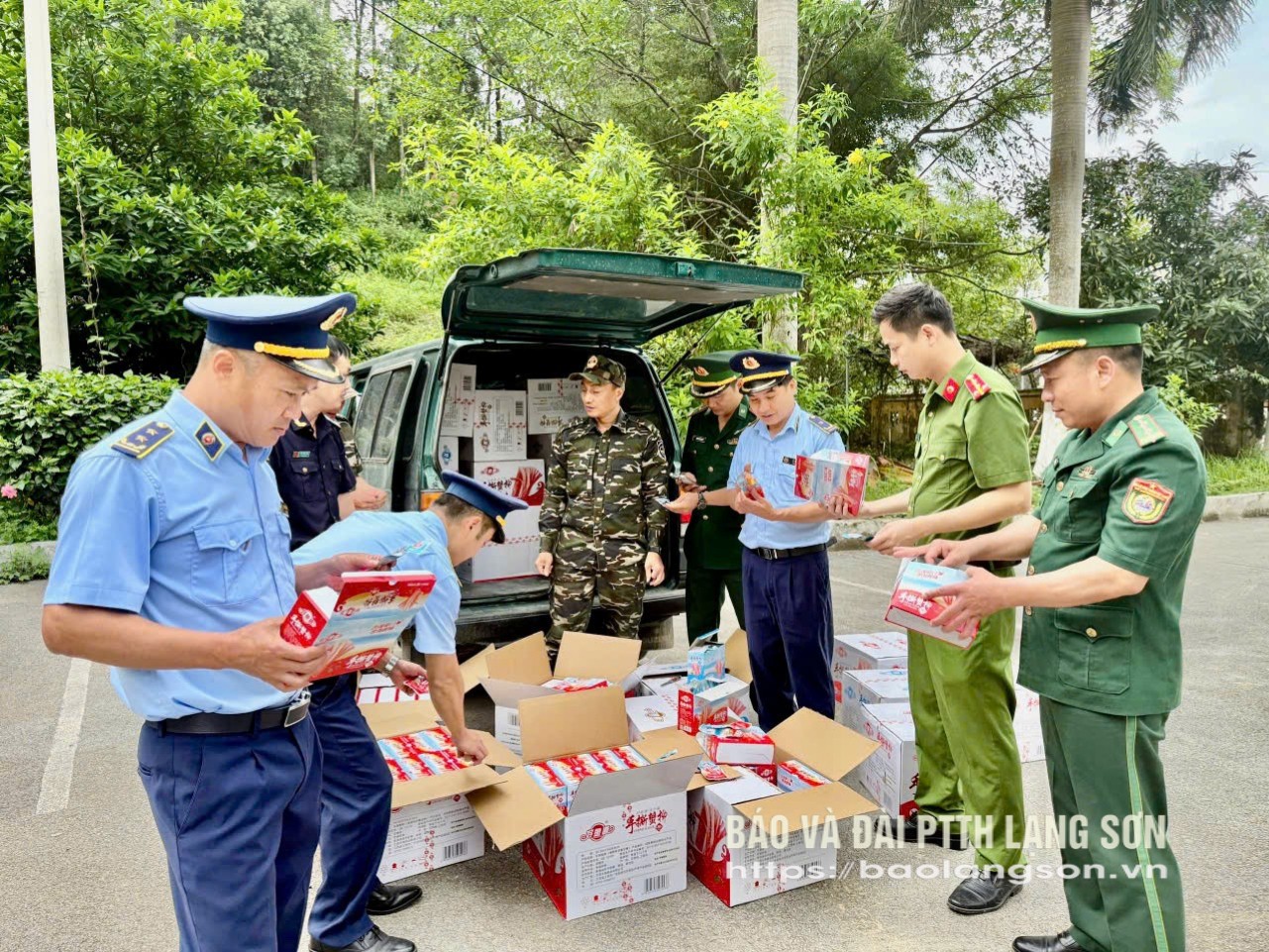 Lực lượng chức năng trên địa bàn huyện Lộc Bình bắt giữ số lượng lớn thực phẩm nhập lậu vận chuyển trên khâu lưu thông