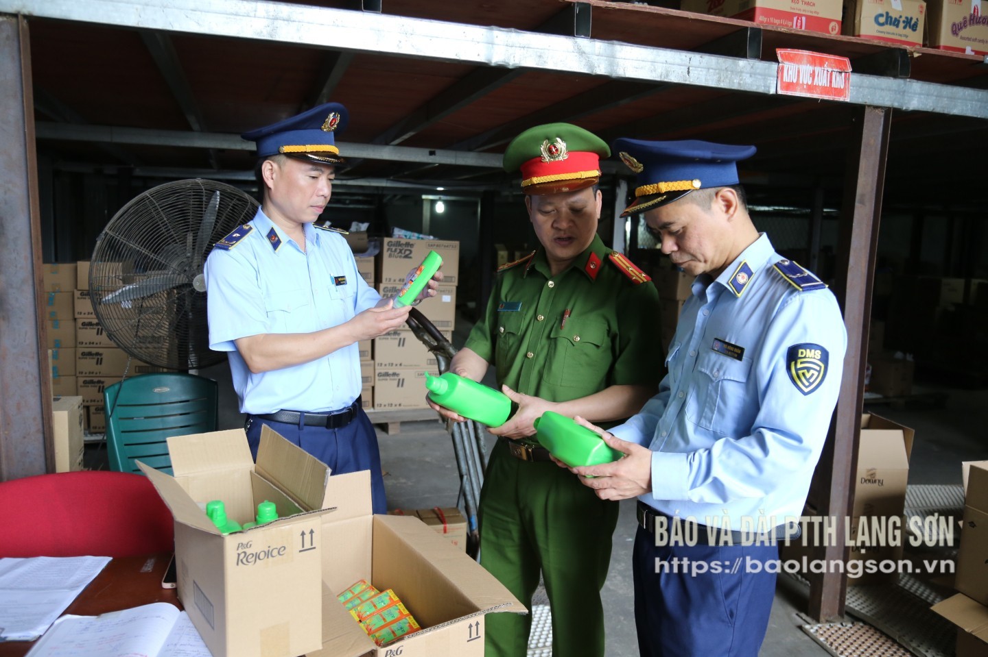 Lực lượng chức năng kiểm tra hàng hóa tại các kho hàng trên địa bàn thành phố Lạng Sơn