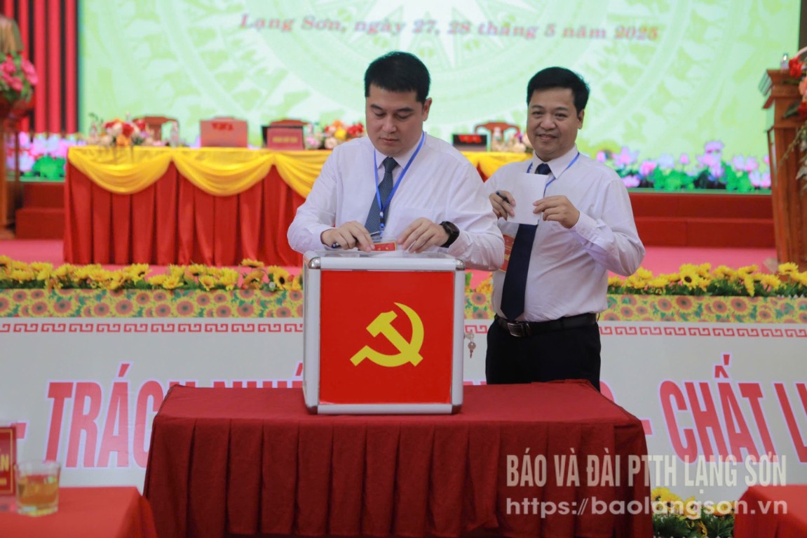 Các đại biểu bỏ phiếu bầu Ban Chấp hành Đảng bộ Sở Giáo dục và Đào tạo nhiệm kỳ 2025-2030