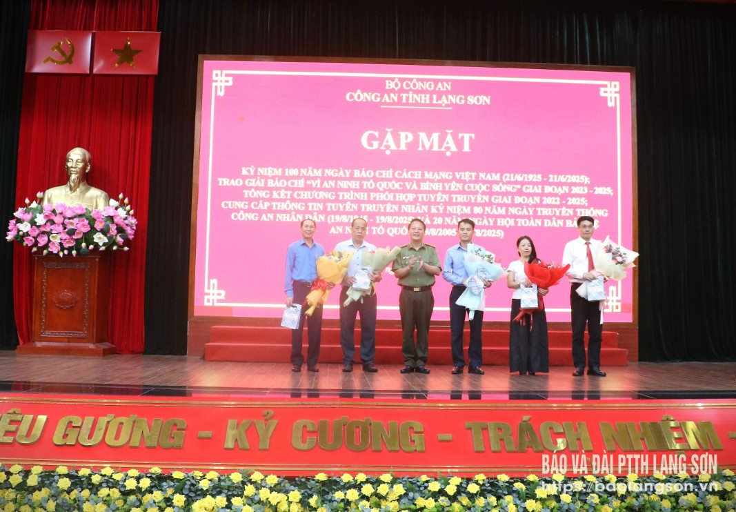 Lãnh đạo Công an tỉnh tặng hoa chúc mừng đại diện các cơ quan báo chí địa phương và trung ương thường trú trên địa bàn trong buổi gặp mặt
