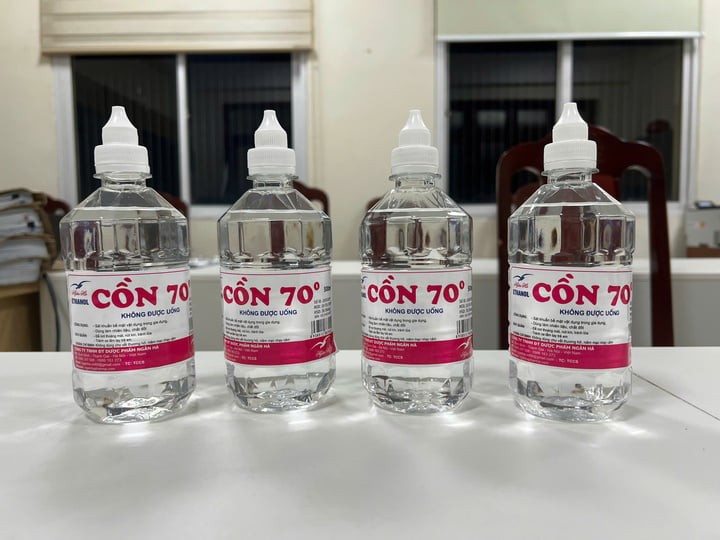 Cồn y tế giả do anh em Tuấn sản xuất.