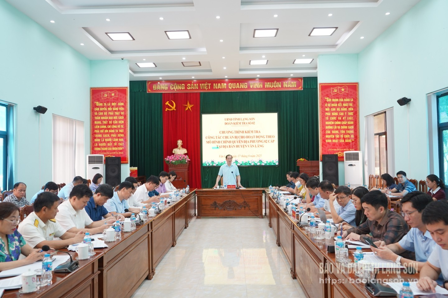 dong,chi,pho,chu,tich,thuong,truc,ubnd,tinh,lam,viec,tai,huyen,van,lang,16560117.jpg