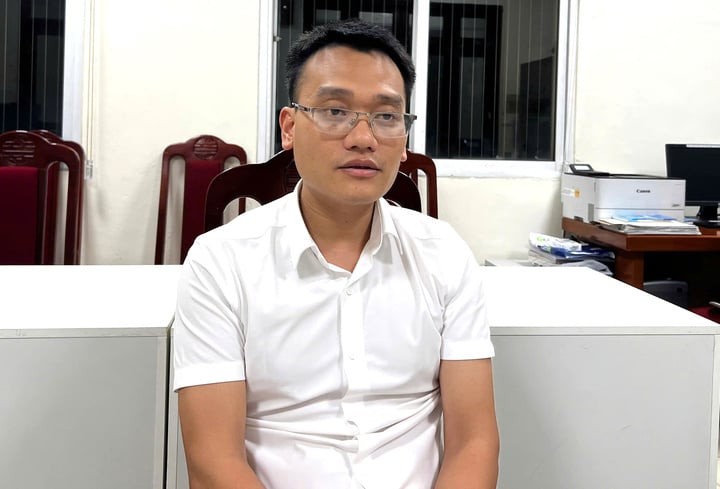 Phạm Đình Tuấn tại cơ quan công an.