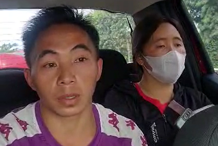Hai người kể lại diễn biến câu chuyện trên xe taxi. (Ảnh: Cắt từ clip).