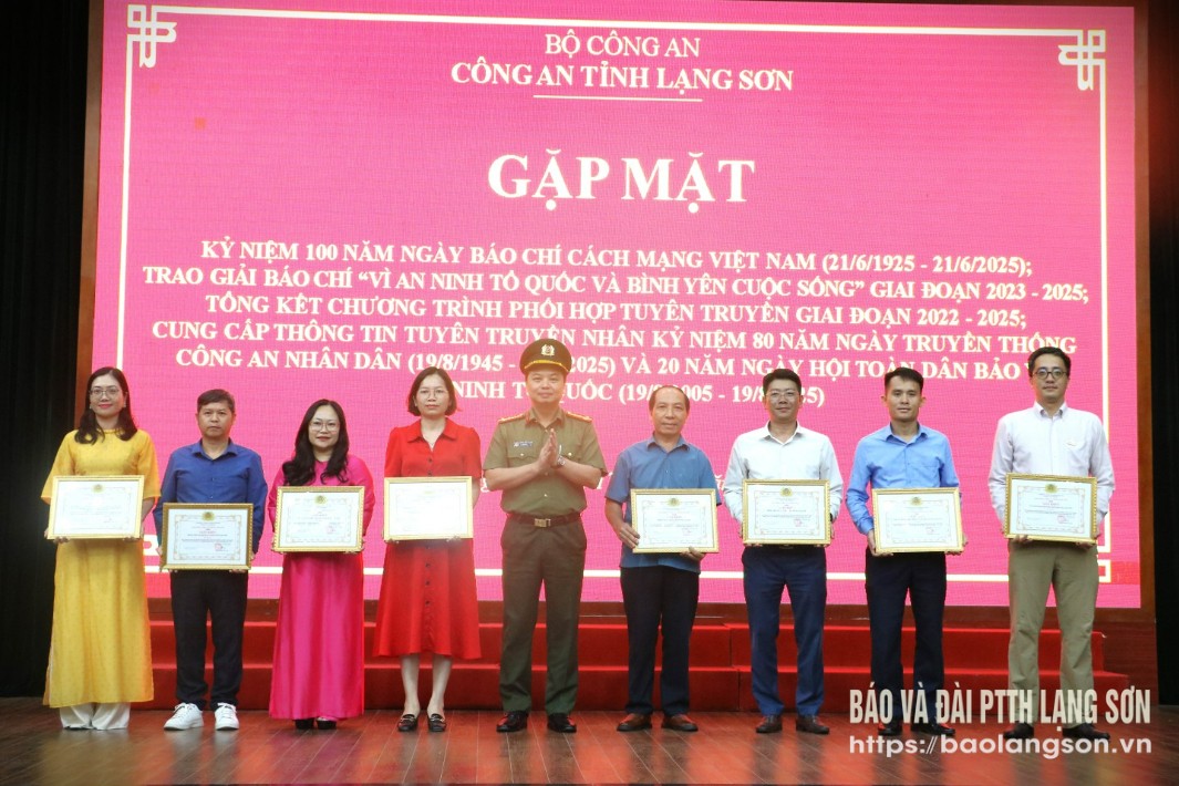 Lãnh đạo Công an tỉnh trao giấy khen của Giám đốc Công an tỉnh cho các tập thể có thành tích xuất sắc, tiêu biểu trong thực hiện Chương trình phối hợp công tác tuyên truyền nhiệm vụ bảo vệ an ninh trật tự, xây dựng lực lượng Công an Lạng Sơn giai đoạn 2022 - 2025