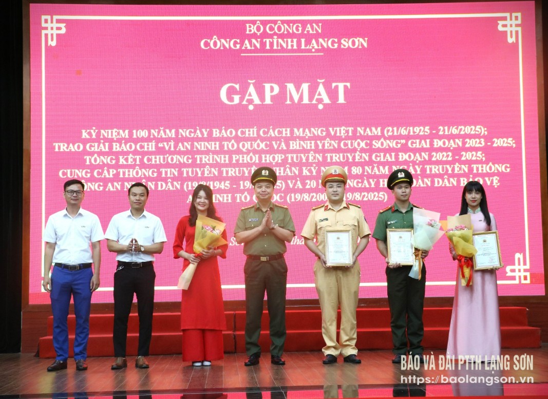 Lãnh đạo Công an tỉnh trao chứng nhận cho các tác giả đạt giải nhất Giải báo chí “Vì an ninh Tổ quốc và bình yên cuộc sống” giai đoạn 2023 – 2025