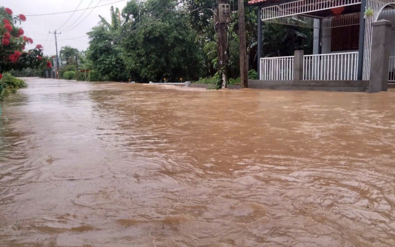 Đợt mưa lũ bất thường trong những ngày hè gây ngập sâu, chia cắt nhiều khu dân cư tại xã Đại Hưng, huyện Đại Lộc (tỉnh Quảng Nam).