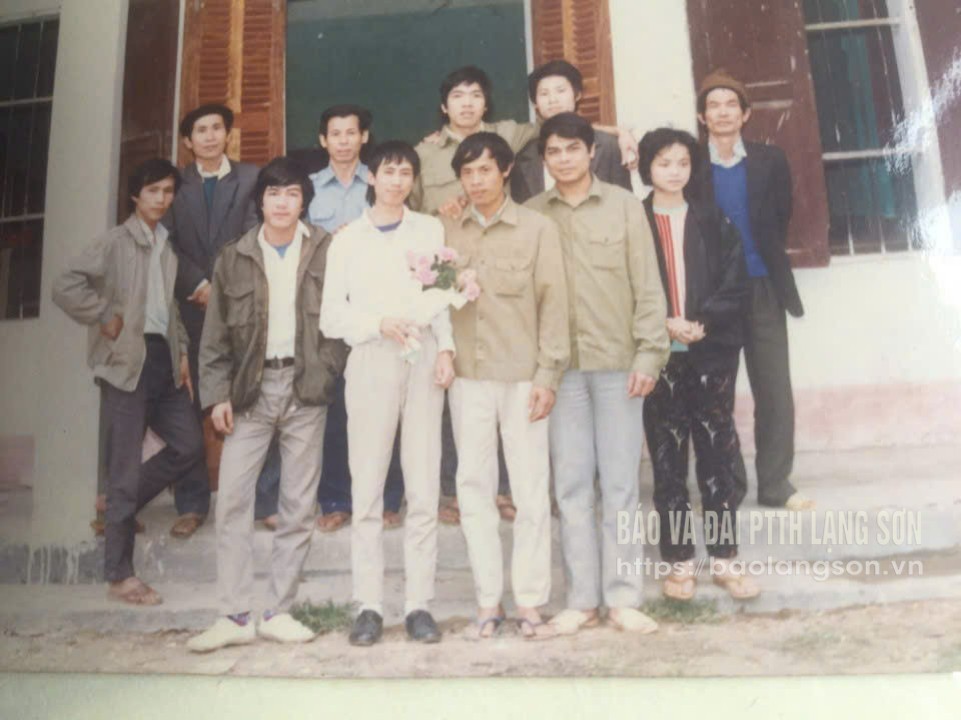 Tác giả (hàng đầu, thứ hai từ trái sang) và các đồng nghiệp tại Đại hội Chi đoàn Báo Lạng Sơn năm 1991