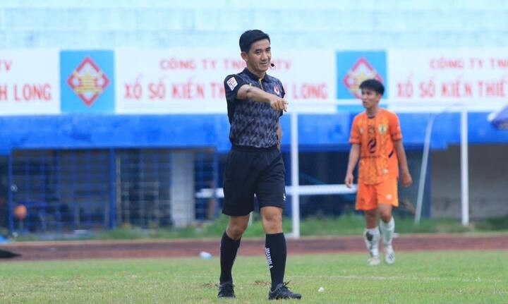 Trận đấu giữa Kon Tum và Vĩnh Long phải tạm dừng. Ảnh: CLB Kon Tum.
