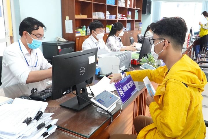 Cán bộ, công chức UBND phường Hiệp Bình Chánh, TP Thủ Đức (TP.HCM) giải quyết hồ sơ thủ tục cho người dân. (Ảnh: Quốc Anh)