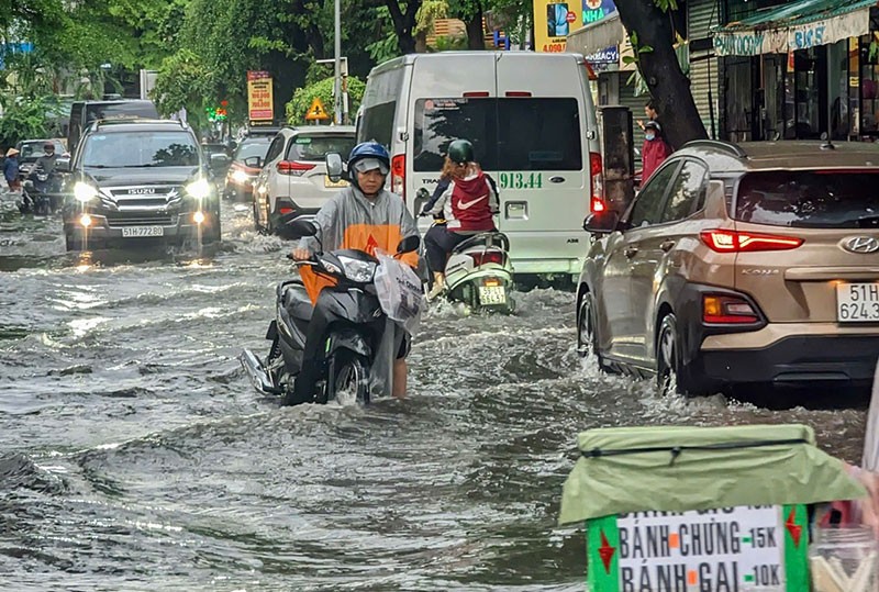Ngập nước trên đường Thảo Điền sau cơn mưa ngày 8/6/2025.