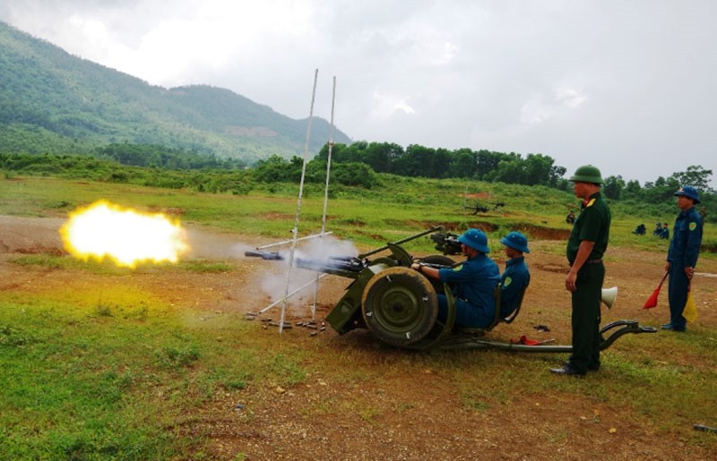 Cán bộ Ban CHQS huyện Gia Lâm (Bộ tư lệnh Thủ đô Hà Nội) theo dõi, kiểm tra lực lượng dân quân tự vệ thực hành bắn đạn thật. Ảnh: NGỌC HÂN