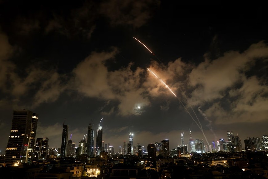 Hệ thống phòng thủ tên lửa của Israel được kích hoạt để vô hiệu hóa tên lửa từ Iran. Ảnh: Reuters