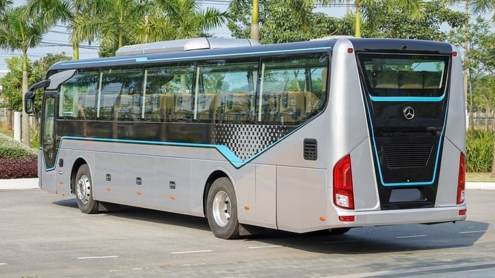 Xe bus cao cấp Mercedes-Benz xuất khẩu sang Thái Lan.