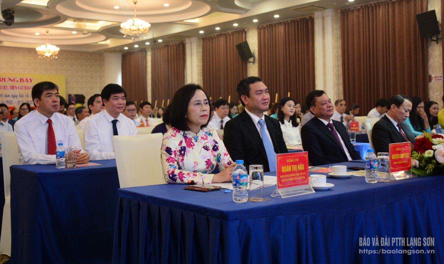 Các đại biểu dự buổi lễ