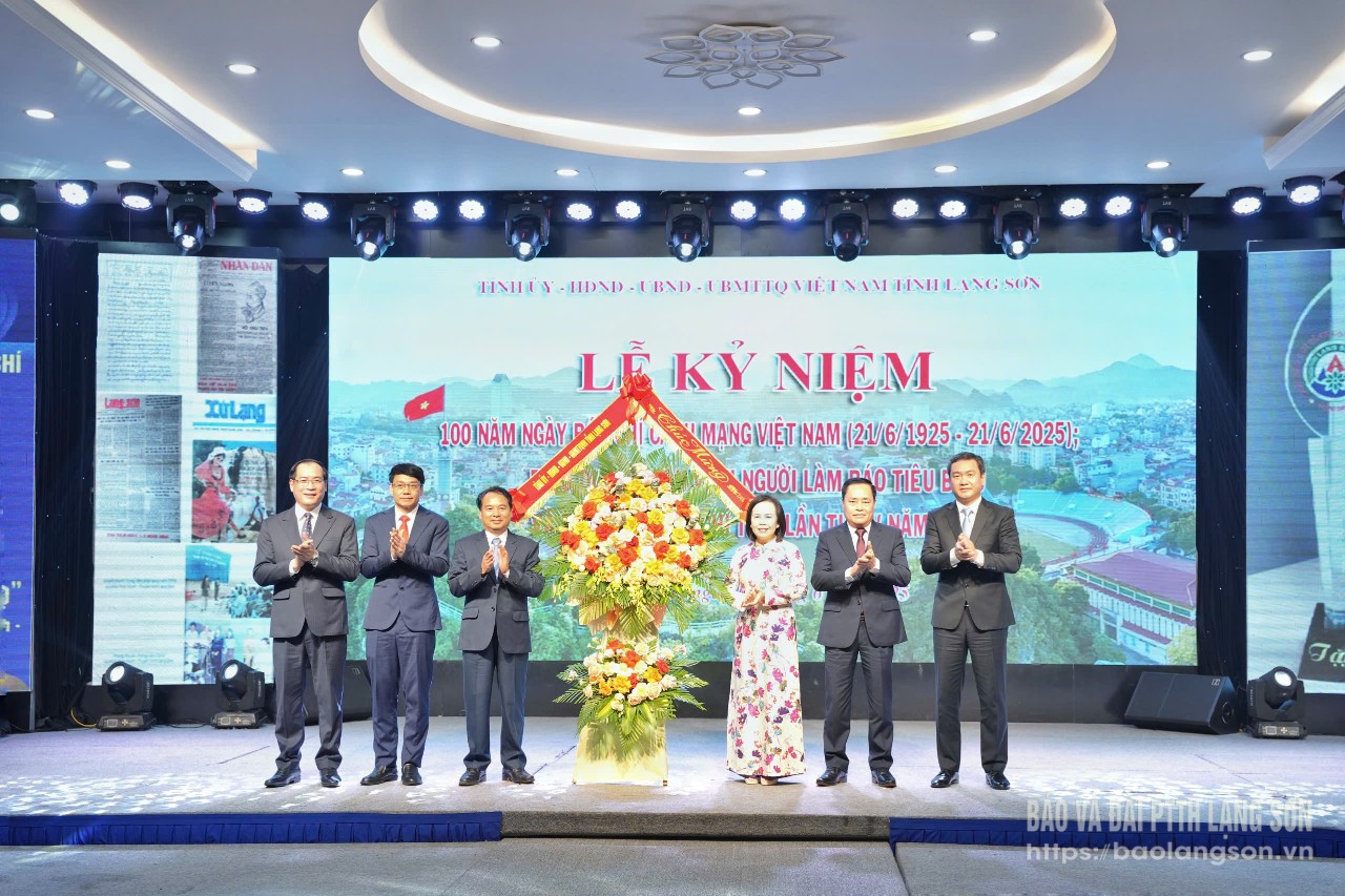 Các lãnh đạo tỉnh tặng hoa chúc mừng đại diện các cơ quan báo chí và người làm báo trong tỉnh