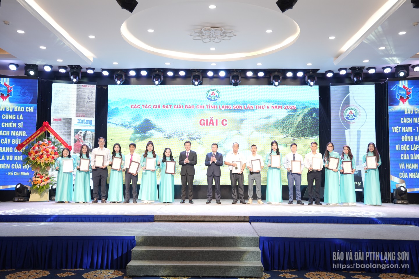 Đồng chí Nguyễn Quốc Khánh, Ủy viên Ban Thường vụ Tỉnh ủy, Trưởng Ban Dân vận Tỉnh ủy; Nguyễn Hoàng Tùng, Ủy viên Ban Thường vụ Tỉnh ủy, Chủ tịch Uỷ ban MTTQ tỉnh trao giải C cho đại diện tác giả