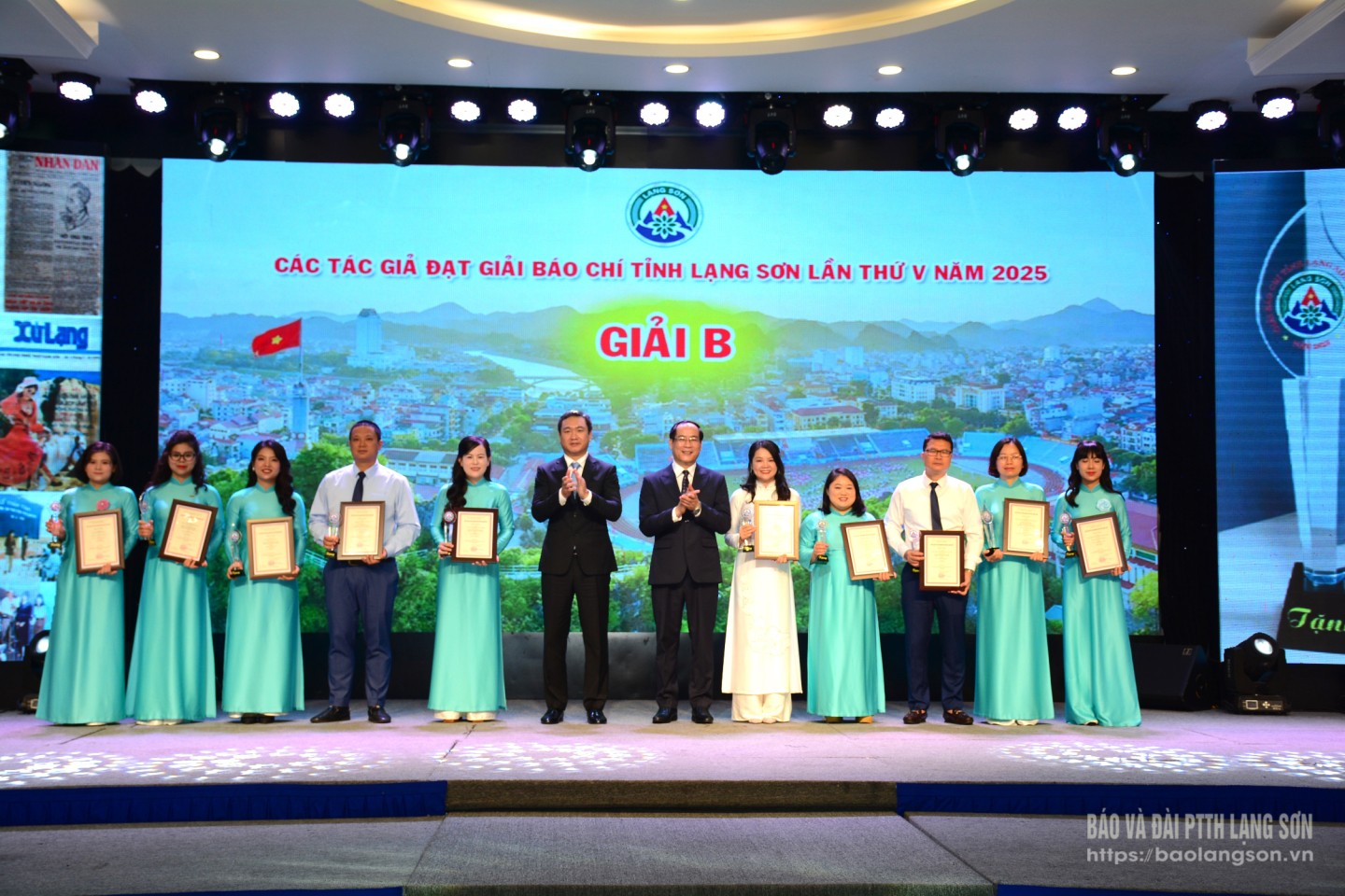 Đồng chí Nguyễn Cảnh Toàn, Phó Bí thư Tỉnh uỷ; Dương Xuân Huyên, Ủy viên Ban Thường vụ Tỉnh ủy, Phó Chủ tịch Thường trực UBND tỉnh, Chủ tịch Hội đồng Giải báo chí tỉnh trao giải B cho đại diện tác giả