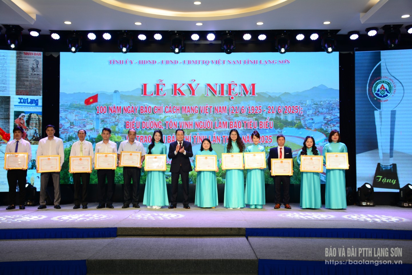 Đồng chí Hồ Tiến Thiệu, Phó Bí thư Tỉnh ủy, Chủ tịch UBND tỉnh tặng bằng khen cho các cá nhân vì đã có thành tích xuất sắc trong phong trào thi đua chào mừng kỷ niệm 100 năm Ngày Báo chí cách mạng Việt Nam (21/6/1925 - 21/6/2025) trên địa bàn tỉnh Lạng Sơn