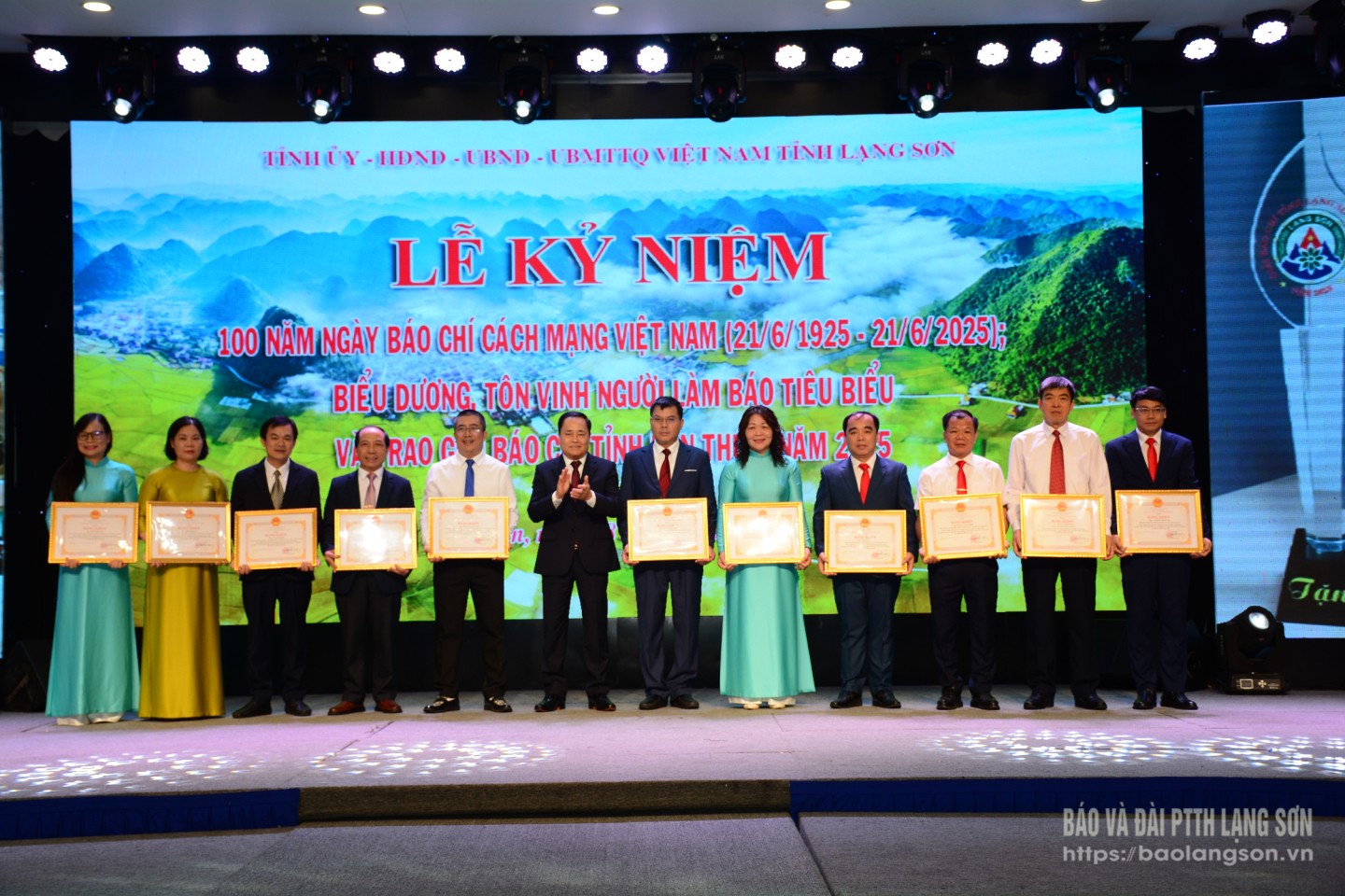Đồng chí Hồ Tiến Thiệu, Phó Bí thư Tỉnh ủy, Chủ tịch UBND tỉnh tặng bằng khen cho các cá nhân vì đã có thành tích xuất sắc trong phong trào thi đua chào mừng kỷ niệm 100 năm Ngày Báo chí cách mạng Việt Nam (21/6/1925 - 21/6/2025) trên địa bàn tỉnh Lạng Sơn