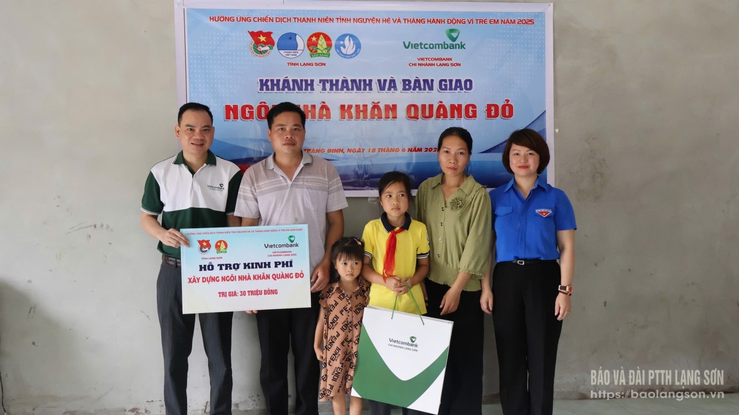 Lãnh đạo Tỉnh đoàn - Hội đồng Đội tỉnh và lãnh đạo Ngân hàng Vietcombank Chi nhánh Lạng Sơn trao quà và kinh phí hỗ trợ xây dựng cho gia đình em Lý Thanh Trúc