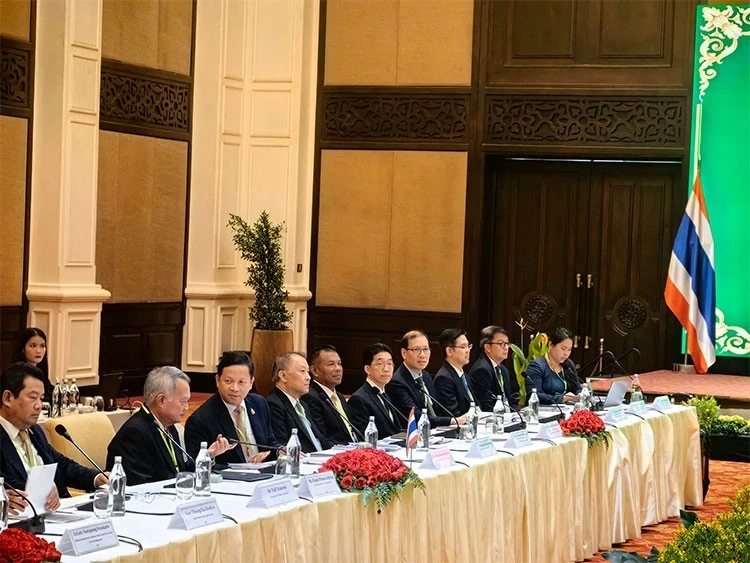At the meeting (Photo: khmertimes)