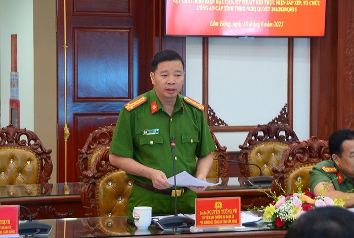 Đại tá Nguyễn Tương Vũ, Phó Giám đốc Công an tỉnh Đắk Nông trình bày phương án sử dụng trụ sở dôi dư sau sáp nhập.