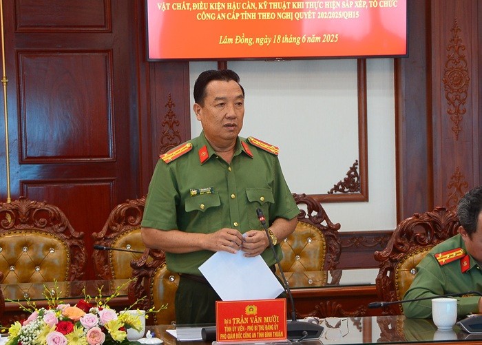 Đại tá Trần Văn Mười, Phó Giám đốc Công an tỉnh Bình Thuận trình bày phương án sử dụng trụ sở dôi dư sau sáp nhập.