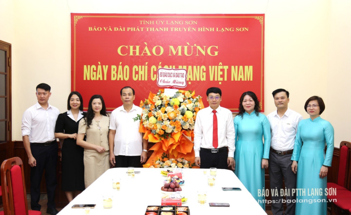Lãnh đạo Sở GD&ĐT tặng hoa, chúc mừng Ban Biên tập, cán bộ, viên chức, người lao động Báo và Đài PTTH Lạng Sơn