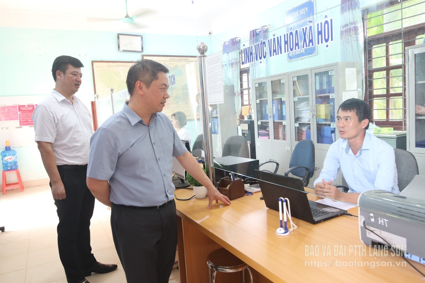 Đồng chí Đoàn Thanh Sơn, Phó Chủ tịch UBND tỉnh kiểm tra thực tế tại trụ sở UBND xã Hồng Thái (trụ sở xã Tân Văn mới sau sáp nhập 3 xã: Tân Văn, Hồng Thái, Bình La)