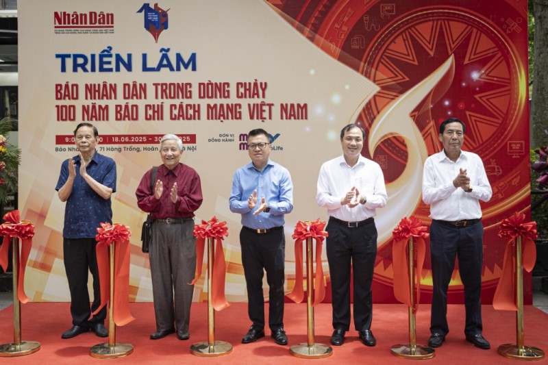 Các đại biểu cắt băng triển lãm