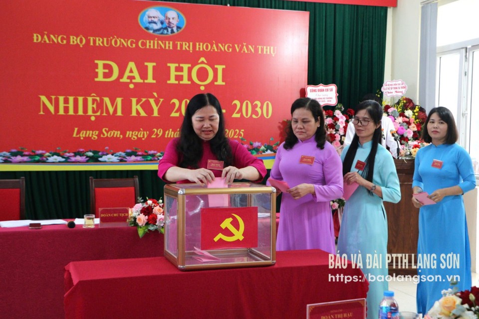 Các đại biểu bầu Ban Chấp hành Đảng bộ Trường Chính trị Hoàng Văn Thụ nhiệm kỳ 2025-2030
