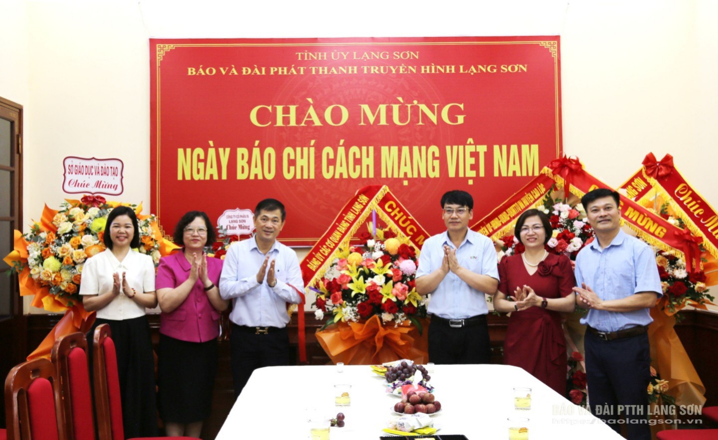 Lãnh đạo Đảng ủy CCQ Đảng tỉnh tặng hoa, chúc mừng Ban Biên tập, cán bộ, viên chức, người lao động Báo và Đài PTTH Lạng Sơn